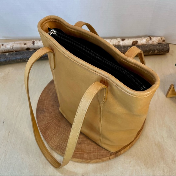 Vintage Coach 9077 Leather Tote – Camel / British Tan - Picture 3 of 16